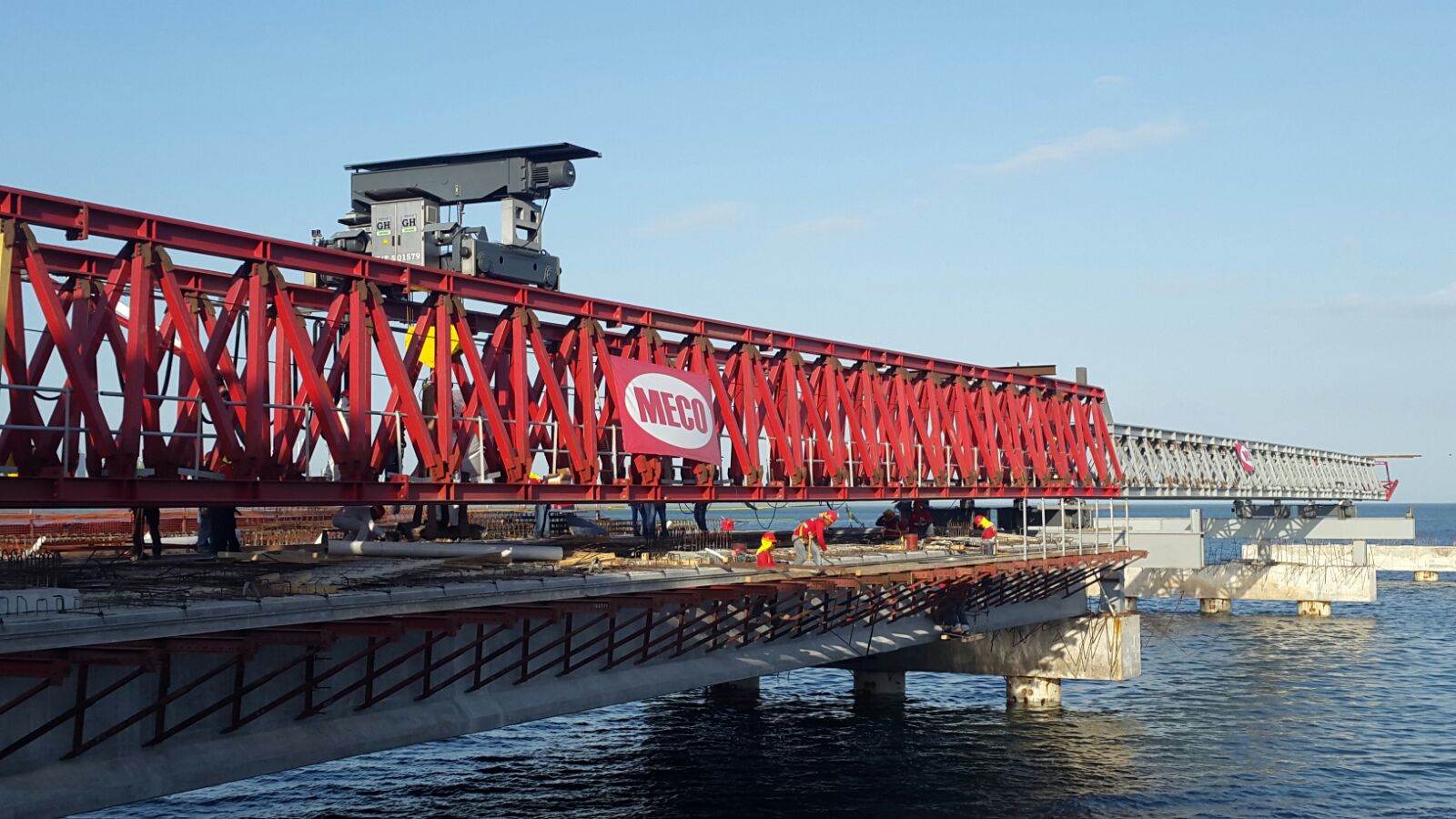 Pont lanceur de poutres au Panama